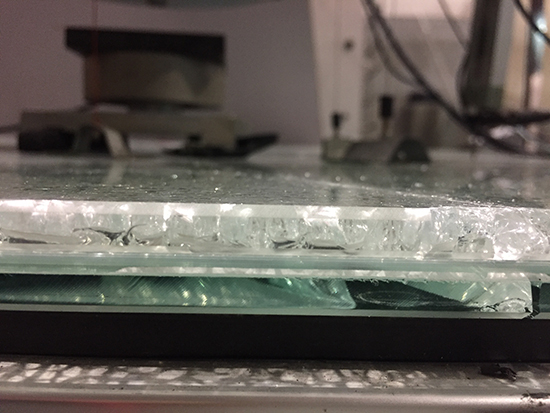 Experimental investigation into the post-breakage performance of pre-cracked laminated glass plates - Advances in Engineering